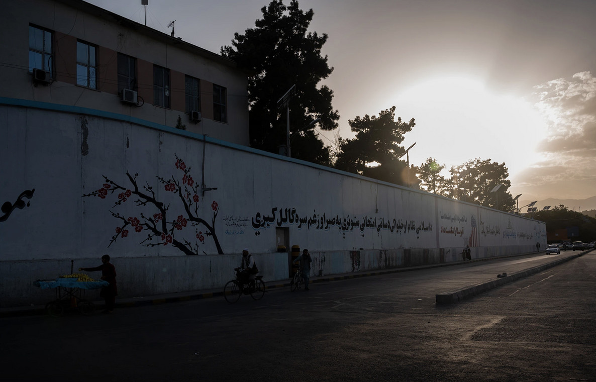 Mur dawnej ambasady USA w Kabulu, sierpień 2022 r.