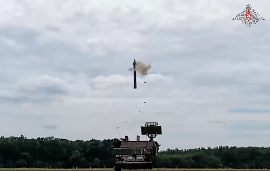 Ruski protivavionski sistem Tor-M2 lansira raketu u pograničnoj Kurskoj oblasti 20. septembra