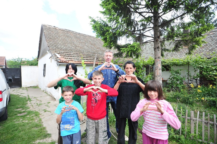 Najviše se obradovali kompjuteru: Lazarevići sa reporterom "Blica"