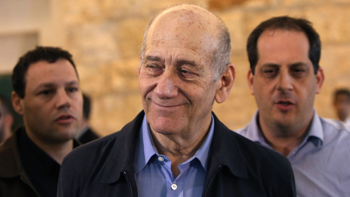 Sąd Najwyższy Izraela zmniejszył dziś wyrok pierwszej instancji w sprawie byłego premiera Ehuda Olmerta, winnego korupcji w okresie, gdy był burmistrzem Jerozolimy. Olmert miał trafić do więzienia na 6 lat, obecnie wyrok zmniejszono do 18 miesięcy.