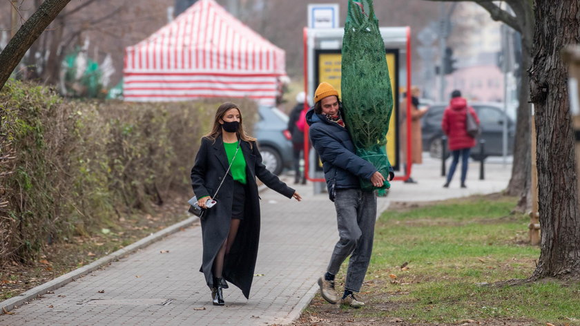 Julia Wieniawa i Nikodem Rozbicki kupili choinkę