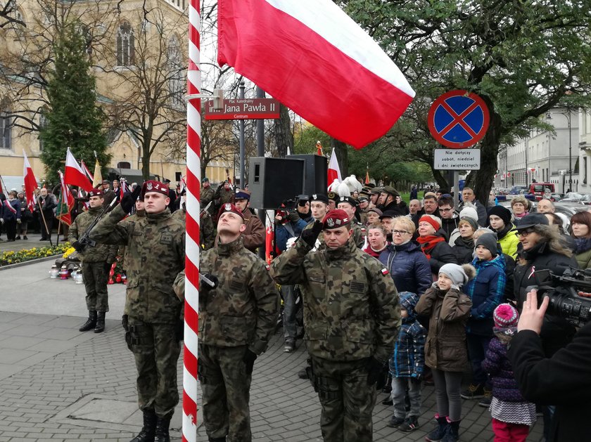 Flaga na maszt. Wyznaczenie do pocztu flagowego to dla żołnierza wyjątkowe wyróżnienie