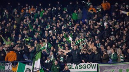 dantejskie sceny po derbach glasgow. setki kibiców rangers i celticu wbiegło na murawę