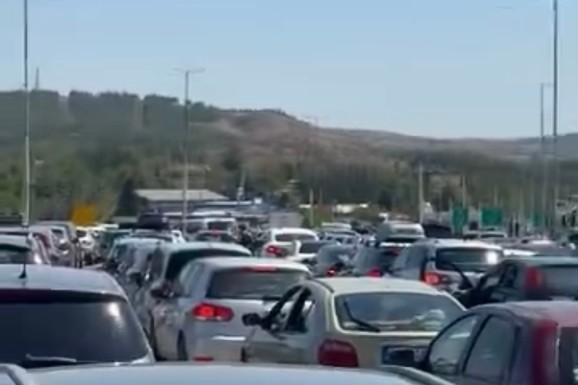 (VIDEO) KOLAPS NA EVZONIJU Kilometarske kolone na najvažnijem grčkom graničnom prelazu, stoji se satima: Besni vozači trube