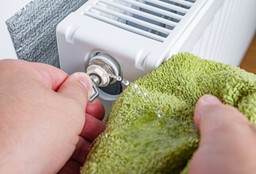 Jak uniknąć „rachunków grozy”? Eksperci o cenach ciepła i energii w Polsce