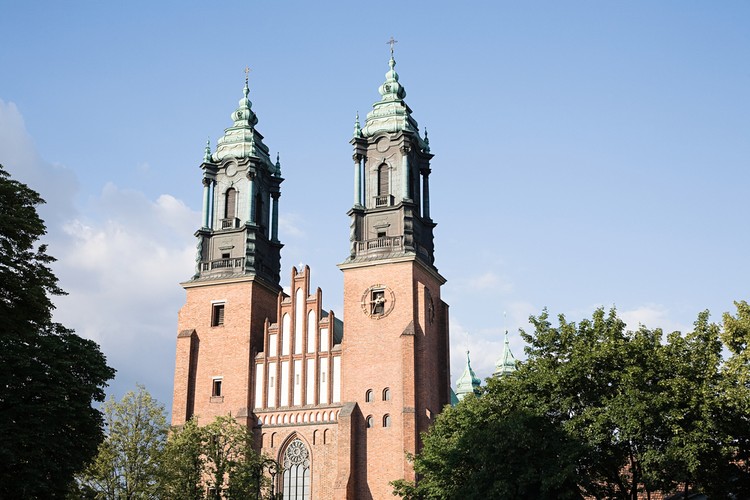 <b>Bazylika archikatedralna Świętych Apostołów Piotra i Pawła</b><br/>  To najstarsza katedra w Polsce, zbudowana w gotyckim stylu. Pochowani są tutaj pierwsi władcy Polski, przypuszcza się także, że w katedrze został ochrzczony Mieszko I.