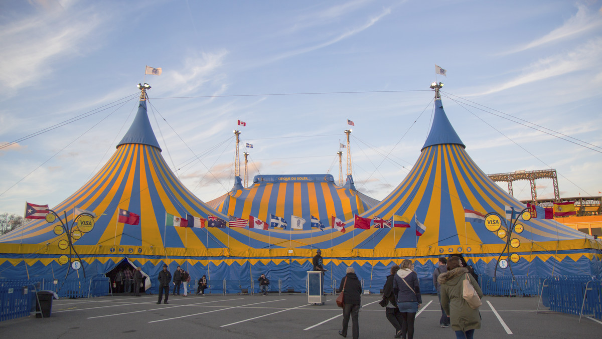 Do tragicznego wydarzenia doszło podczas pokazu w Tampa Bay na Florydzie. Na skutek upadku na scenę zmarł francuski cyrkowiec Yann Arnaud ze znanego Cirque du Soleil.