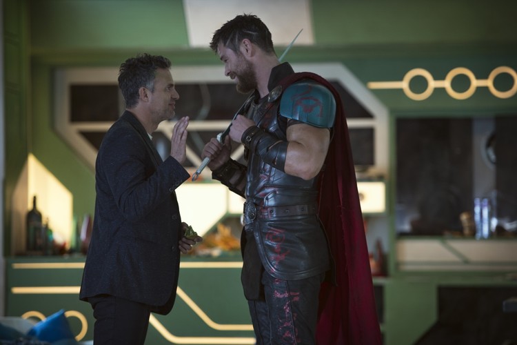 Mark Ruffalo oraz Chris Hemsworth w filmie 'Thor: Ragnarok'. Polska premiera 25 października 2017 roku