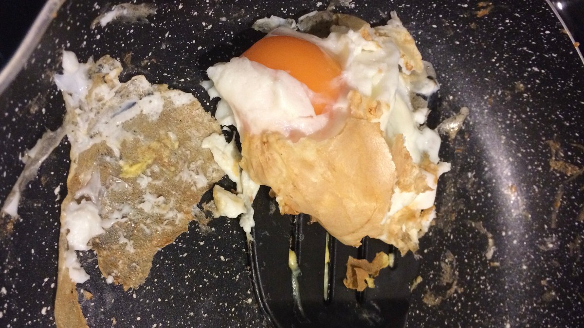 Ruskinje ne bacaju tiganj za koji se lepi hrana: Ovaj jeftin trik produžava mu život 