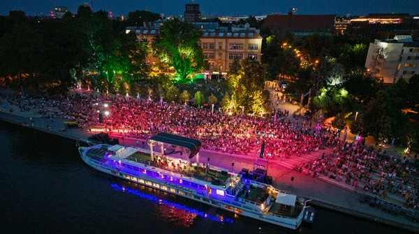 25 czerwca o godz. 20 przy Bulwarze Dunikowskiego odbędzie się koncert na dwóch statkach - Wratislavii i Rusałce. Muzyce towarzyszyć będzie widowisko świetlne na Ostrowie Tumskim. Wystąpią m.in. Urszula Dudziak, Anna Rusowicz, Paulina Przybysz i John Porter.