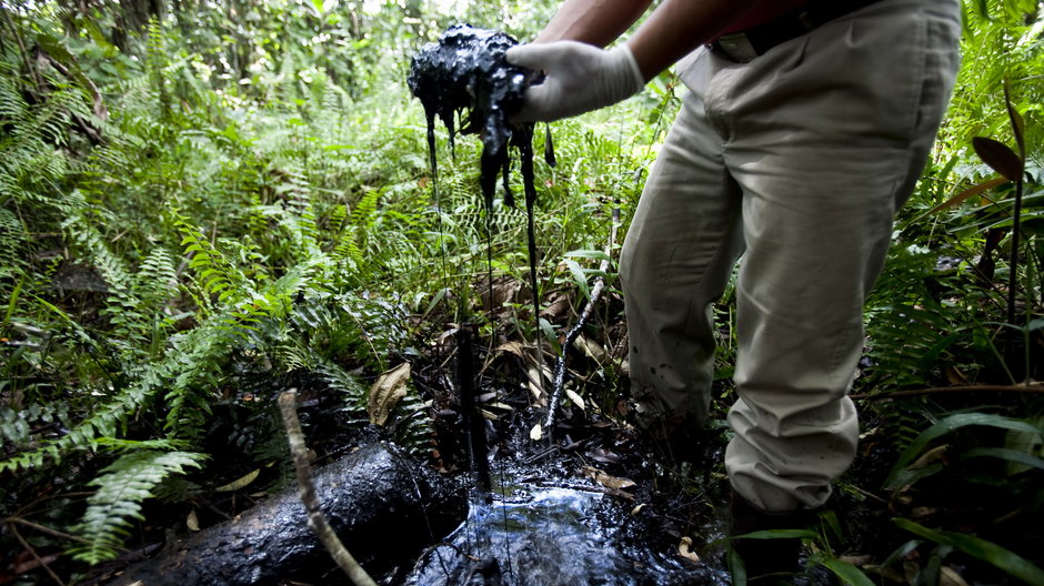 Zbiornik zanieczyszczony ropą naftową, porzucony przez koncern po 6 latach produkcji.  fot. Caroline Bennett / Rainforest Action Network