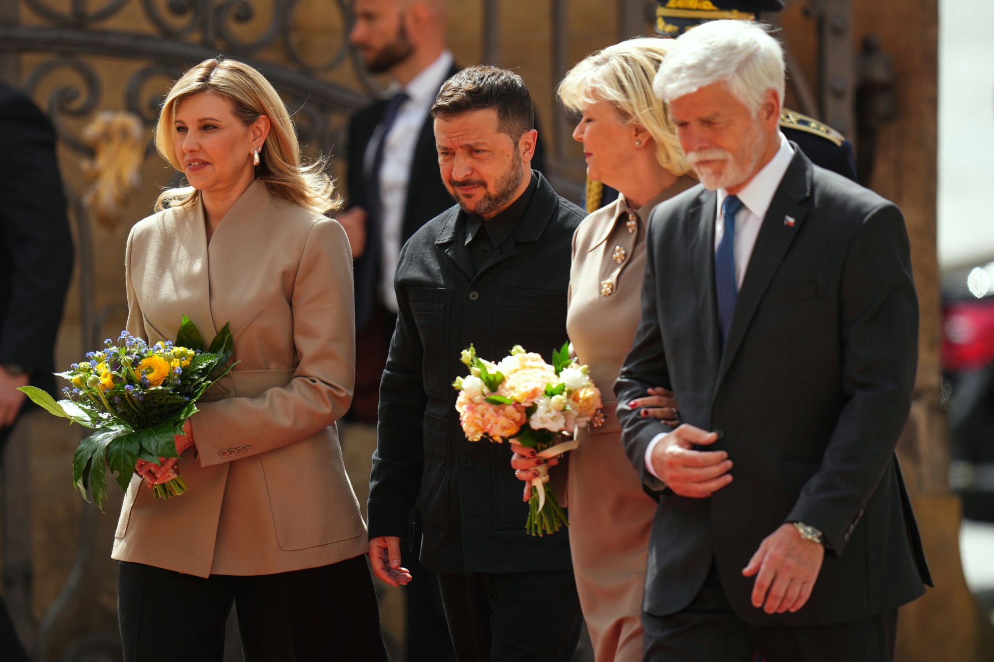 Ukrajinský prezident Volodymyr Zelenskyj a český prezident Petr Pavel s manželkami.