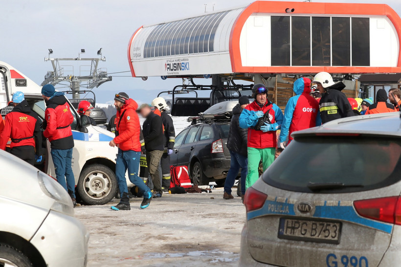 Do tragicznego wypadku doszło na parkingu przy górnej stacji wyciągu narciarskiego Rusiń-Ski w Bukowinie Tatrzańskiej w poniedziałek przed godz. 11. Zerwany dach spadł wprost na cztery osoby