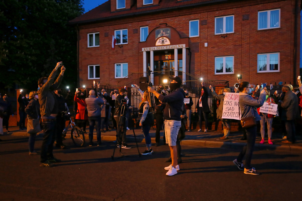 Protest pod budynkiem Kurii Diecezjalnej w Kaliszu