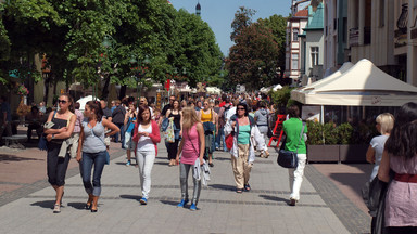 Sopot walczy z plażowymi strojami na ulicach. Sprzedawcy nie obsłużą golasów