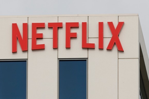 "Efekat Netfliksa" diže cene avio-karata za 25 odsto: Kompanija poslednjih 10 godina uložila 135 milijardi dolara u filmove i serije