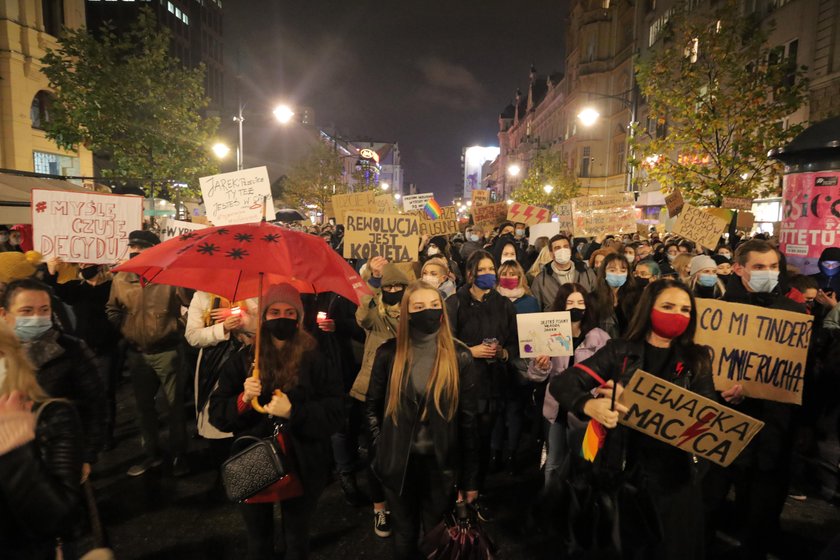 Emocje sięgają zenitu. Masowe protesty po wyroku ws. aborcji kontra apel premiera