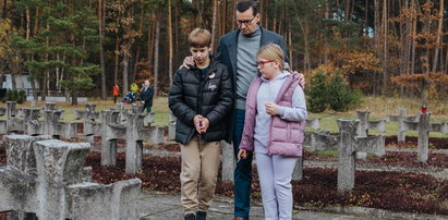 Mateusz Morawiecki odwiedził cmentarze. Wystosował ważny apel do Polaków