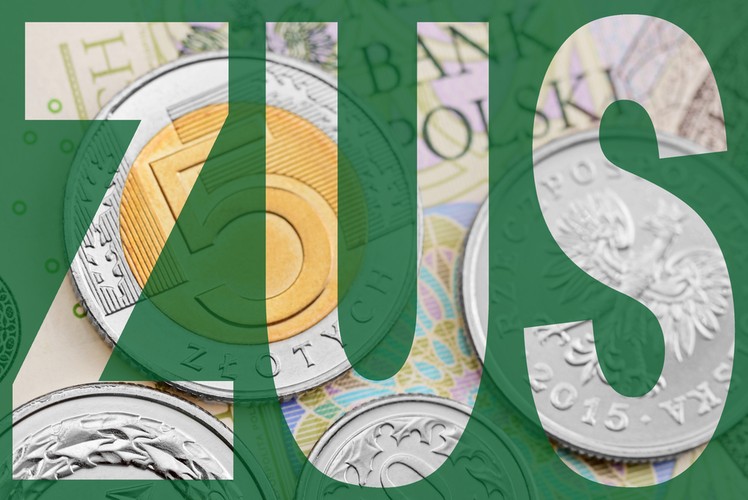 <b>Zasada 3: te kwoty trzeba znać, czyli dowiedz się, ile wynoszą składki</b>
<br>
<br>
Jeżeli obejmują nas zasady „małego ZUS-u, będziemy płacić składki w wysokości 190,62 zł (wraz z dobrowolnym ubezpieczeniem chorobowym). Z kolei aktualna składka na ubezpieczenie zdrowotne wynosi 297,28 zł . Wynika z tego, że przedsiębiorca płacący składki na preferencyjnych zasadach przekazuje do ZUS-u blisko 488 zł każdego miesiąca.
<br>
<br>
Po dwóch latach od rozpoczęcia działalności, kończy się „okres ochronny” dla nowych przedsiębiorców i w związku z tym wysokość wszystkich składek (łącznie z tą na ubezpieczenie chorobowe) wzrasta do sumy 1172,56 zł miesięcznie, w którą wlicza się także obowiązkowe składki na rzecz Funduszu Pracy i Fundusz Gwarantowanych Świadczeń Pracowniczych . – Płatnik, który korzysta z preferencyjnych zasad opłacania składek, nie musi wnosić opłat za Fundusz Pracy. Składek tych nie opłacają także przedsiębiorcy, którzy skończyli 55 lat, w przypadku kobiet i 60 lat, w przypadku mężczyzn. Środki z Funduszu Pracy w głównej mierze przeznaczone są na aktywizację zawodową bezrobotnych i łagodzenie skutków bezrobocia – zaznacza Dorota Burchard.