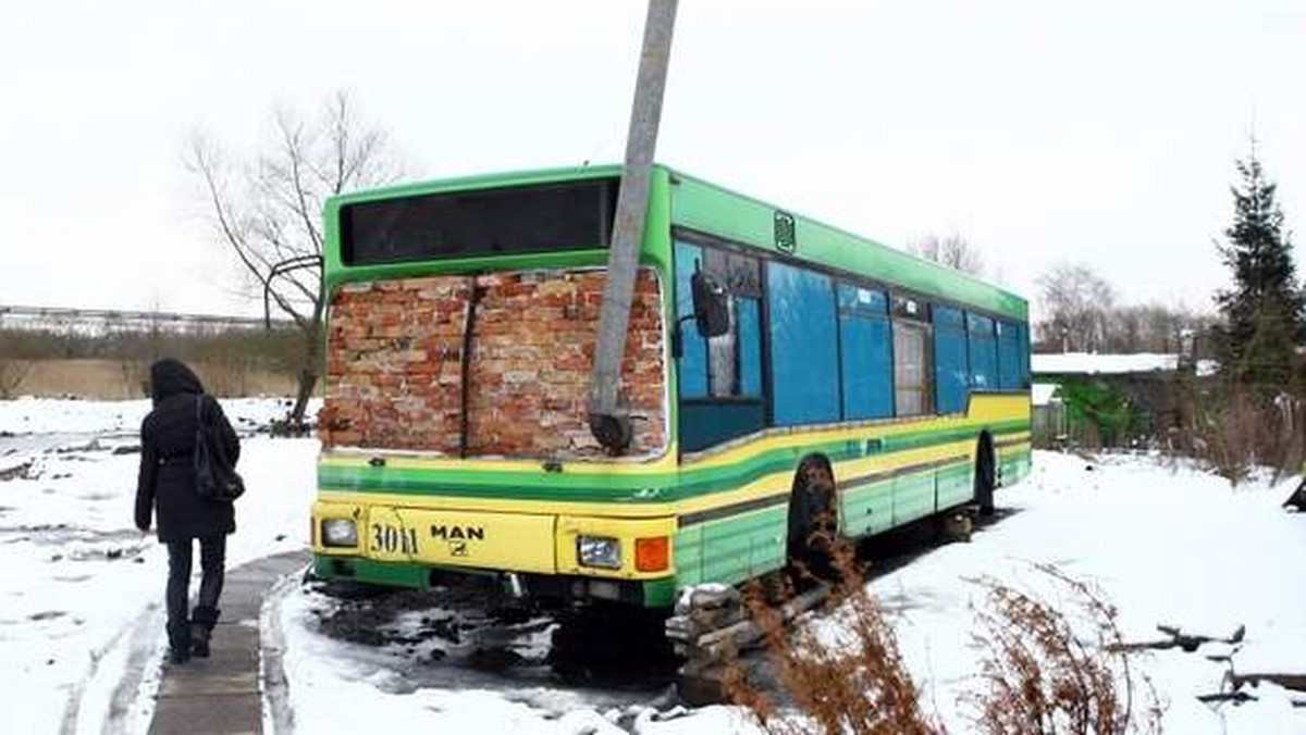 Na jednej z działek przy ul. Konopnickiej w Policach stoi wymyślna altanka - właściciel wykorzystał wrak autobusu, który miał trafić na złomowisko. Pasażerów już nie wozi, ale nadal służy.