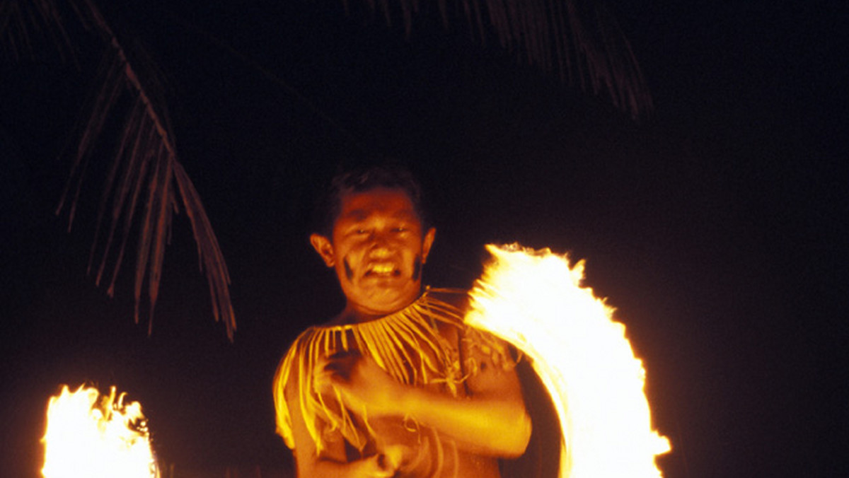 Na Samoa Nowy Rok zacznie się wcześniej, gdyż władze wyspiarskiego państwa na południowym Pacyfiku zdecydowały, iż przejdzie ono na zachodnią stronę międzynarodowej linii zmiany daty, "gubiąc" dzień 30 grudnia. Decyzja ma wspomóc handel i gospodarkę kraju.