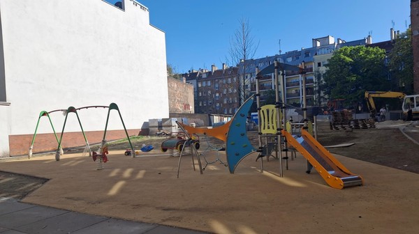 Podwórko Wszystkich Mieszkańców zyskuje plac zabaw