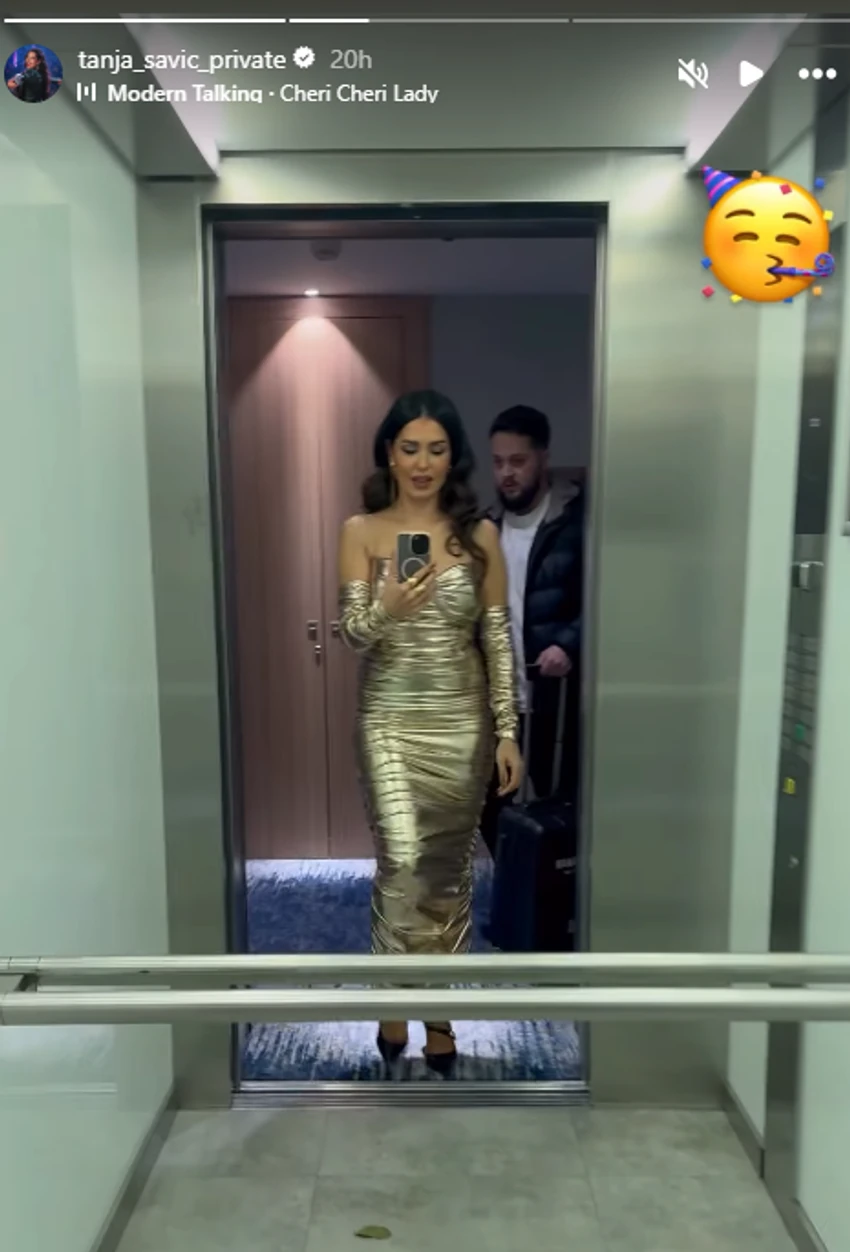 Tanja Savić u zlatnoj haljini