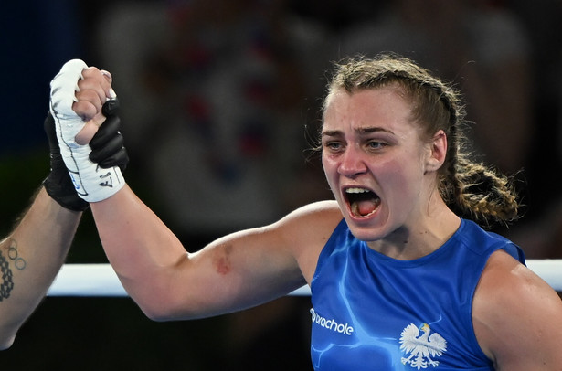 Julia Szeremeta cieszy się ze zwycięstwa po walce półfinałowej w kategorii 57 kg turnieju bokserskiego z Nesthy Petecio z Filipin