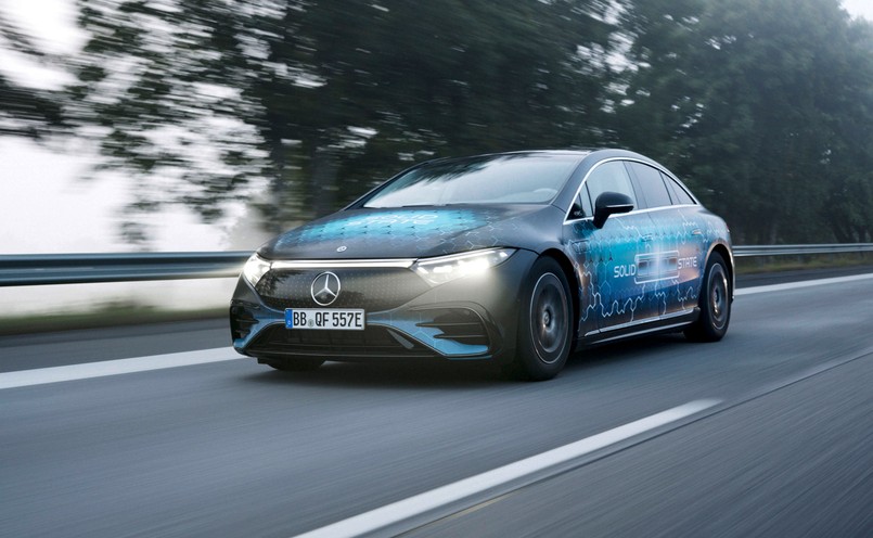 Mercedes EQS z akumulatorem ze stałym elektrolitem na jednym ładowaniu pokonał 1205-kilometrową trasę ze Stuttgartu w Niemczech do Malmö w Szwecji