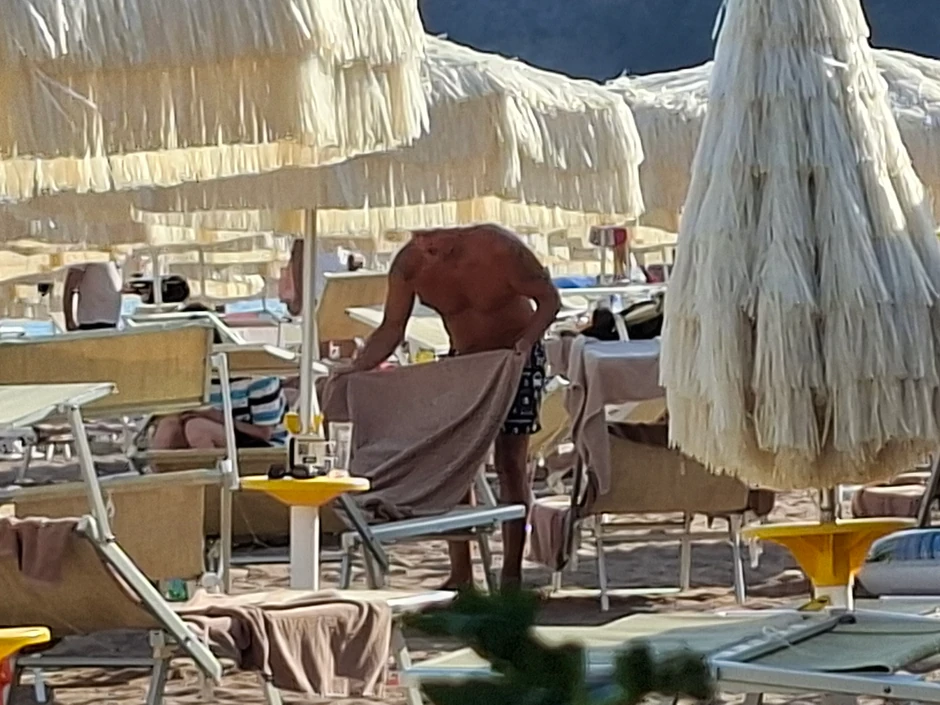 Đole Đogani namešta ležaljku