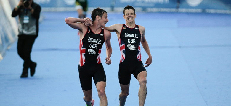 Zobacz, co znaczy braterska miłość. Finisz Jonathana i Alistaira Brownlee przejdzie do historii triathlonu