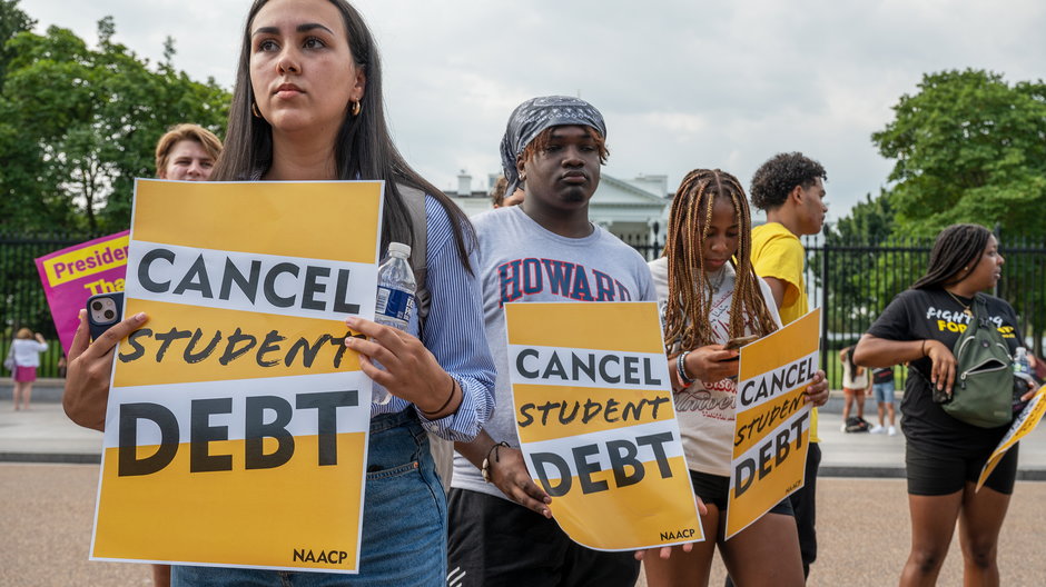 Studenci i aktywiści przed Białym Domem dzień po ogłoszeniu przez prezydenta Bidena planu, który anulowałby 10 tys. dol. zadłużenia z tytułu pożyczek studenckich dla osób zarabiających mniej niż 125 tys dol. rocznie. Waszyngton,  25 sierpnia 2022 r. 