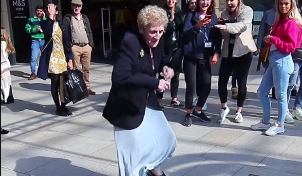 Baka pleše na ulici