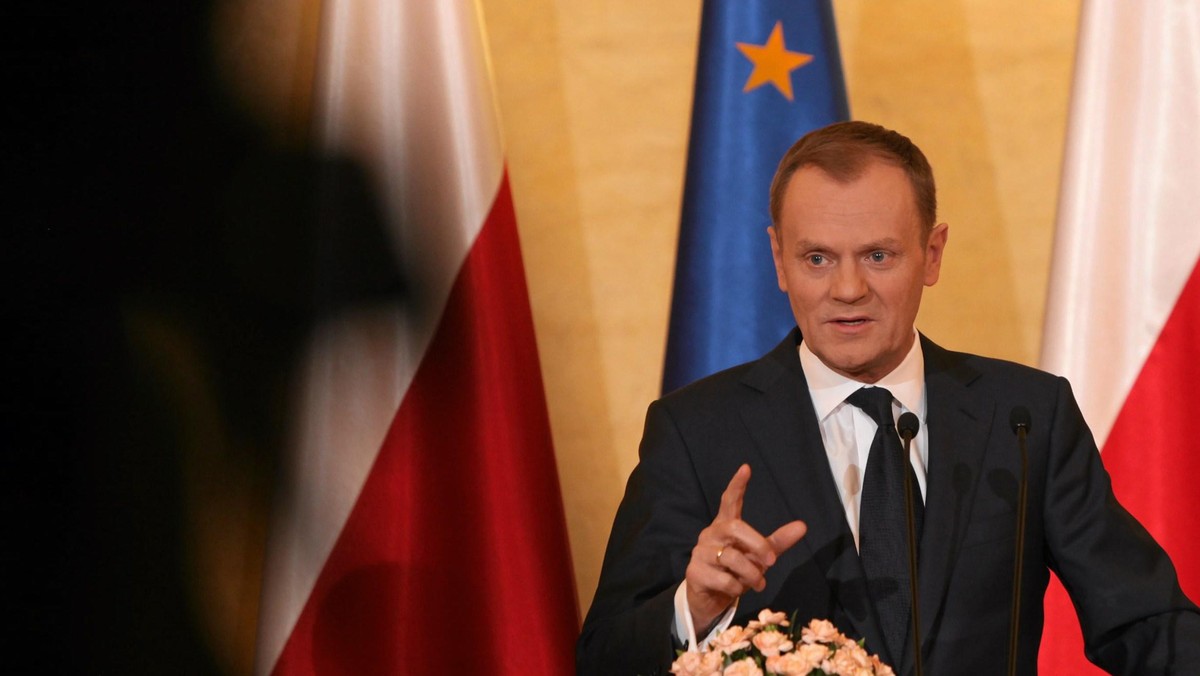 - Tumult, jaki PiS wywołuje w sprawie katastrofy smoleńskiej, powoduje, że państwo dajecie się na to złapać - mówił w Radiu ZET premier Donald Tusk. - Każdy dzisiaj staje się ekspertem od katastrof. Gdybym miał się powodować opinią, nawet tak szanowanych dziennikarzy jak pani i wyciągać jakąś średnią z tych opinii, to bym zwariował - stwierdził w rozmowie z Moniką Olejnik szef rządu.