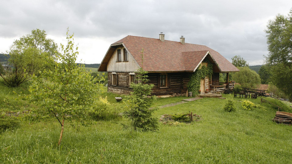 Porzucili życie w mieście i zaczęli wszystko od nowa. Zobaczcie ich wymarzony dom w Bieszczadach 