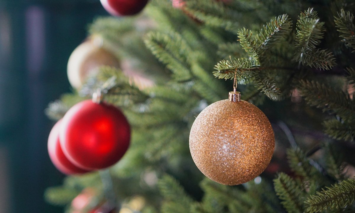 Kiedy ubierać choinkę? Tak nakazuje tradycja, ale Polacy mają inne zdanie