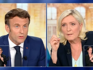 Nawet jeśli Marine Le Pen nie zostanie nową prezydent Francji, to i tak będzie mogła mówić o dużym sukcesie. Kiedy jej ojciec, niekryjący się nigdy ze skrajnymi poglądami polityk Jean-Marie Le Pen zakwalifikował się do drugiej tury wyborów dokładnie 20 lat temu, wywołało to wśród Francuzów szok. Wyborcy poszli masowo głosować, a efektem była jego porażka z Jacques'em Chirakiem w rekordowym stosunku 82 do 18 proc. Teraz Marine Le Pen ma szanse wyraźnie poprawić swój wynik z 2017 r., kiedy w drugiej turze przeciwko Emmanuelowi Macronowi zebrała niespełna 34 proc. głosów