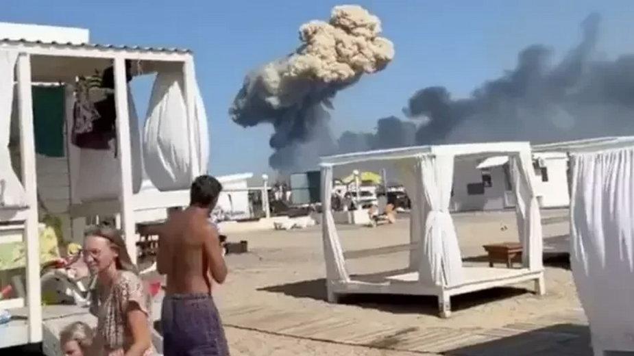 Eksplozja w Nowofiodorowce na Krymie, sierpień 2022 r. Ujęcie z filmu wideo rosyjskich turystów