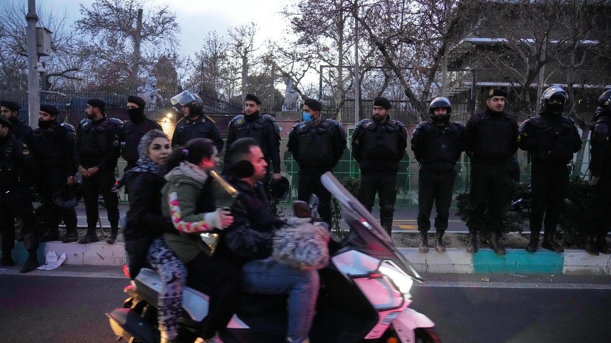 Iranska policija ispred britanske ambasade u Teheranu 14. januara