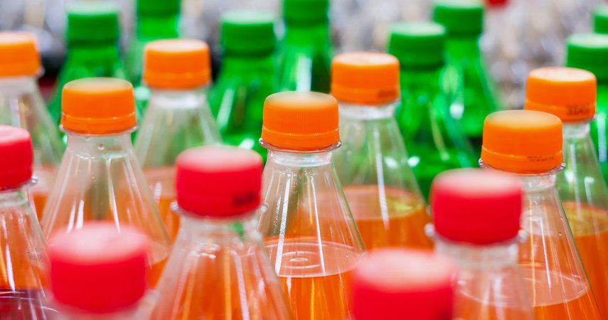 Producenci napojów przerzucili podatek cukrowy na konsumentów