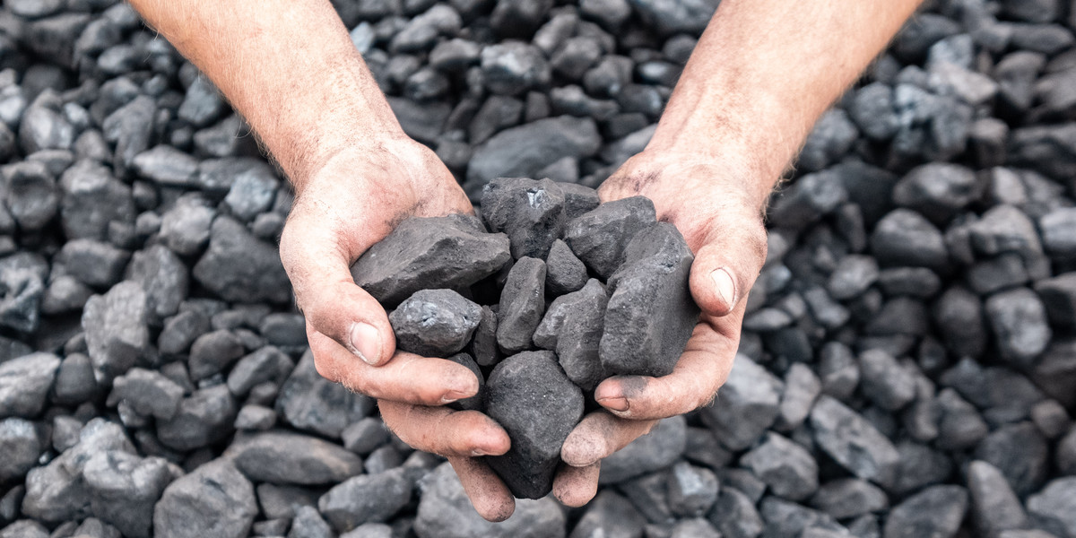 Wraz ze spadkiem cen węgla na giełdach, cenniki zmieniają kolejne polskie kopalnie. Spółka PGG zdecydowała się nawet na promocyjną sprzedaż opału. 