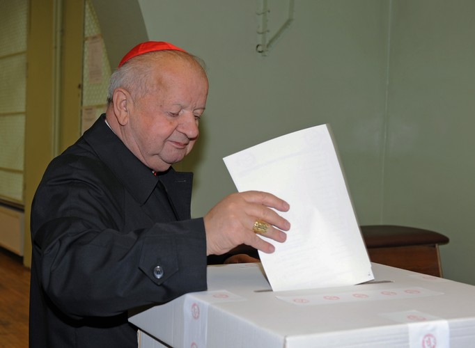 Kardynał Dziwisz oddał swój głos w Krakowie.