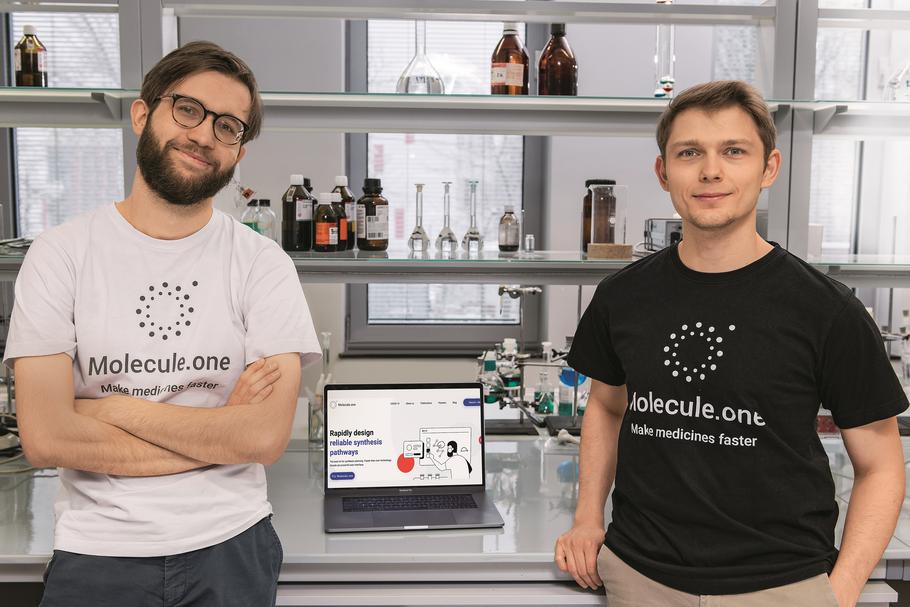 Piotr Byrski (z lewej) i Paweł Włodarczyk-Pruszyński tworzą interdyscyplinarny start-up, który bocznymi drzwiami wchodzi na gigantyczny rynek