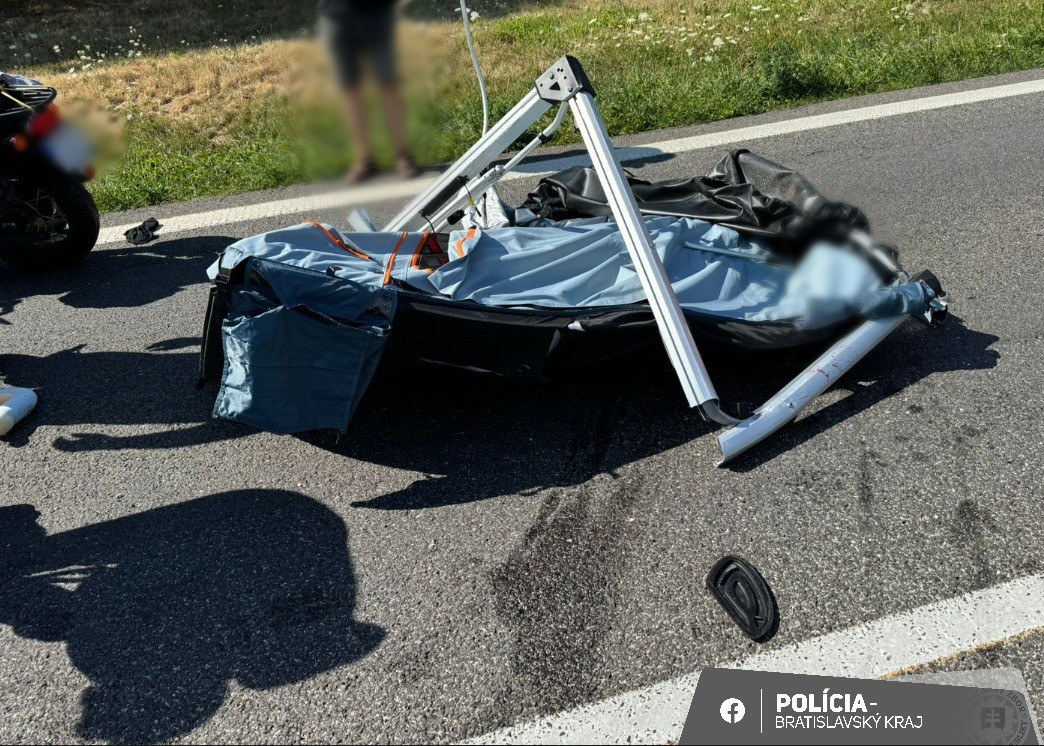 Pri odpočívadle Čataj smer Bratislava narazil stan z auta Jakuba Jablonského do motorkára.