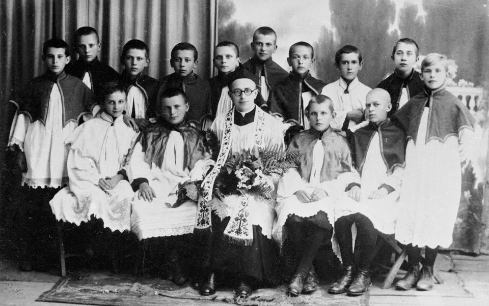 Karol Wojtyła jako ministrant po lewej stronie księdza Kazimierza Figlewicza 