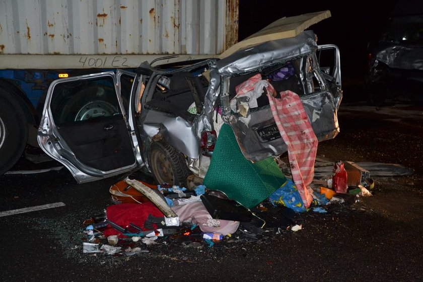 Bus wbił samochód po tira. 4 osoby w szpitalu