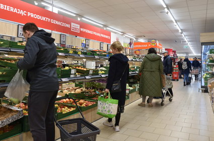 Sklepy wstrzymują się z podwyżkami cen przed świętami. Nie chcą powtórzyć błędu z grudnia