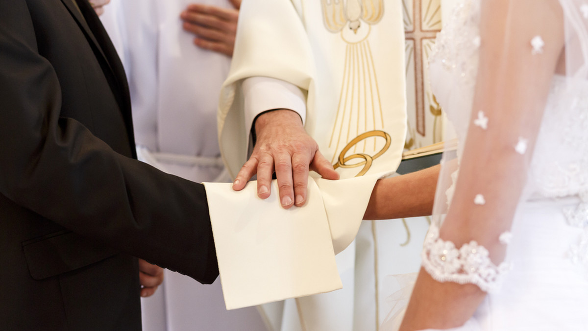Wiele osób zastanawia się, jaki jest najlepszy wiek, by wziąć ślub. Naukowcy w Uniwersytetu w Utah uważają, że przysięgę małżeńską najlepiej złożyć między 28, a 32 rokiem życia.