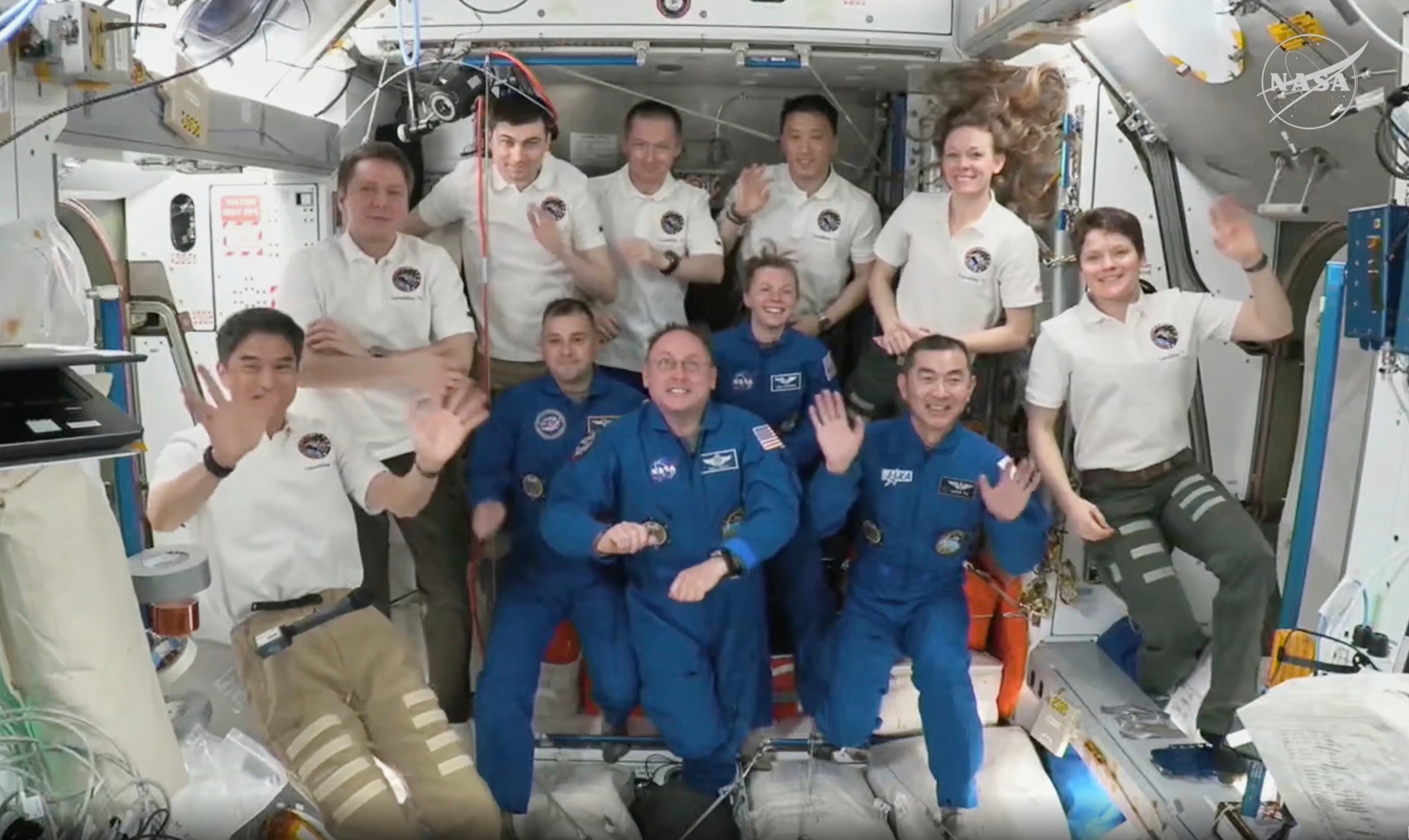 Štyria astronauti dorazili po 15 hodinách letu na Medzinárodnú vesmírnu stanicu (ISS).