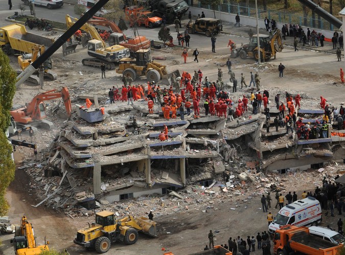 Akcja ratunkowa w Van widziana z helikoptera